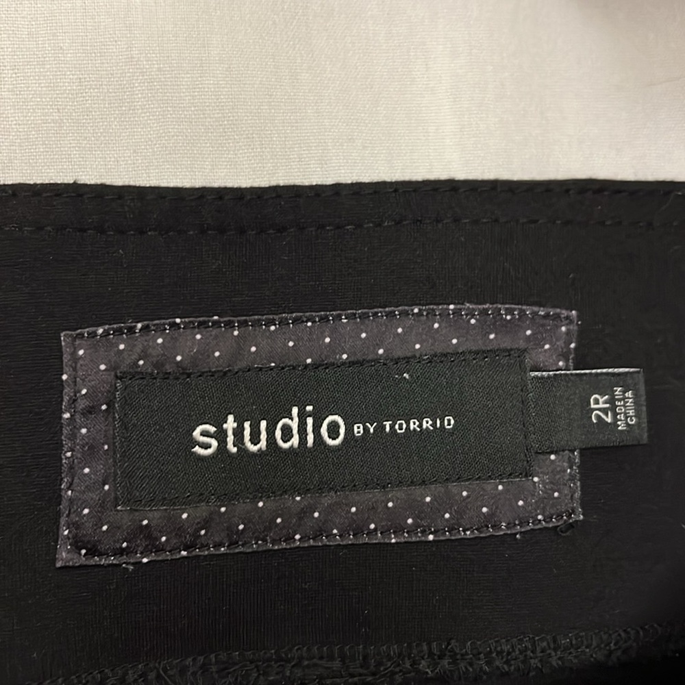 Euc Studio By Torrid Black Pull-On Pixie Pants 2r - image 3